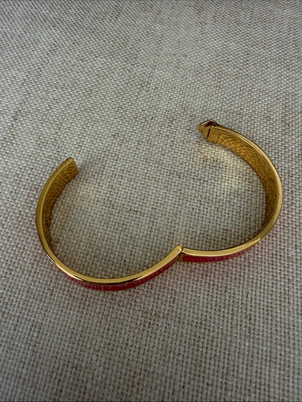 Kate Spade NWOT Gold Tone Pink Enamel Heart Hinged Bangle Bracelet - Picture 4 of 8